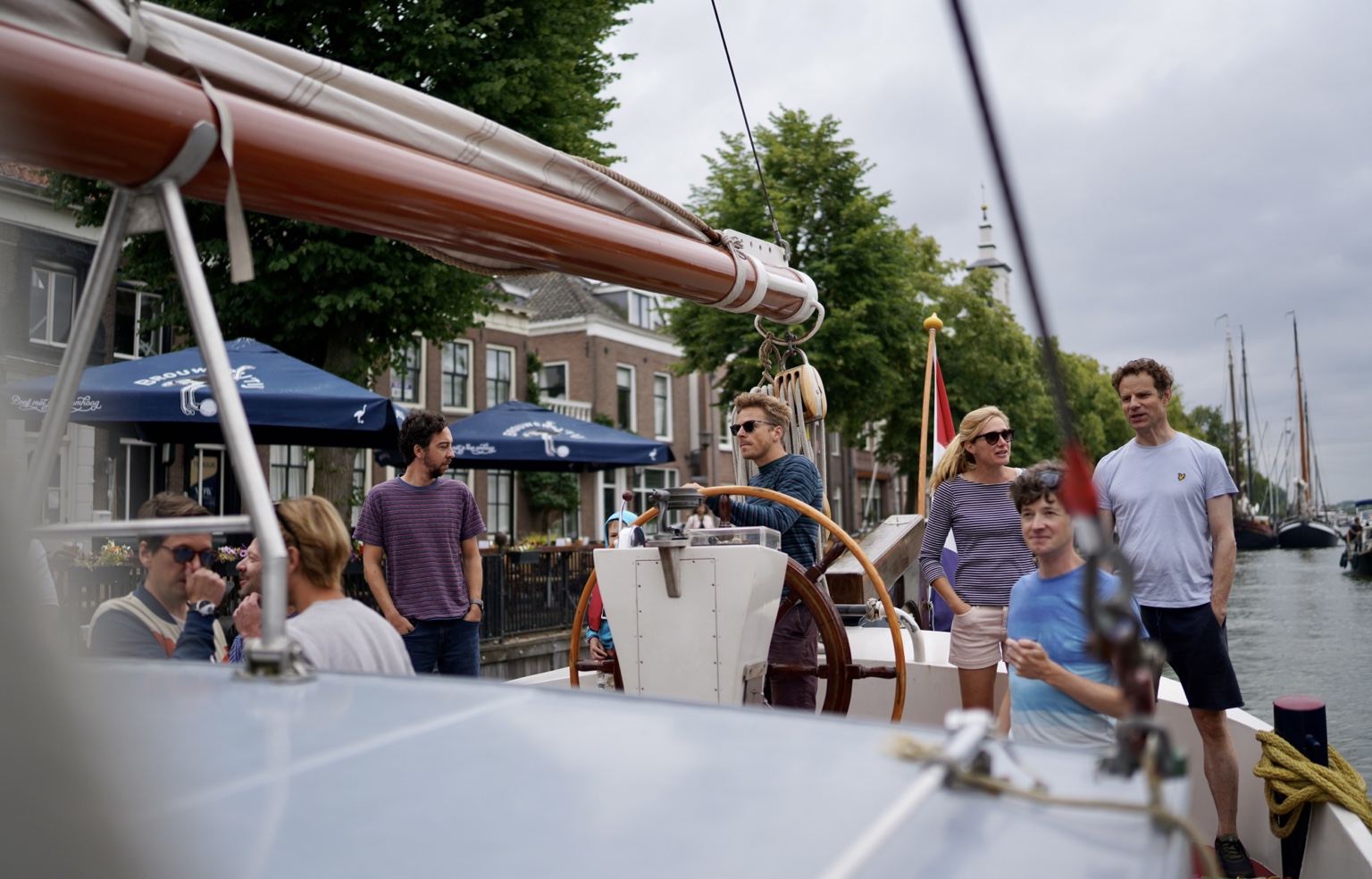 Gasten aan boord in Muiden